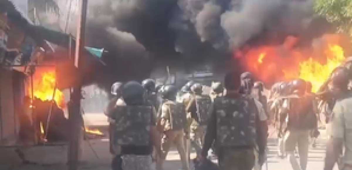 परभणी में बेकाबू भीड़ ने कलेक्टर ऑफिस में घुसकर तोड़फोड़ की, कई इलाकों में आगजनी परभणी में बेकाबू भीड़ ने कलेक्टर ऑफिस में घुसकर तोड़फोड़ की, कई इलाकों में आगजनी